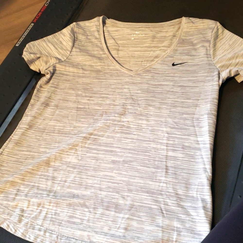 Small Dri-fit grey Niki Shirt